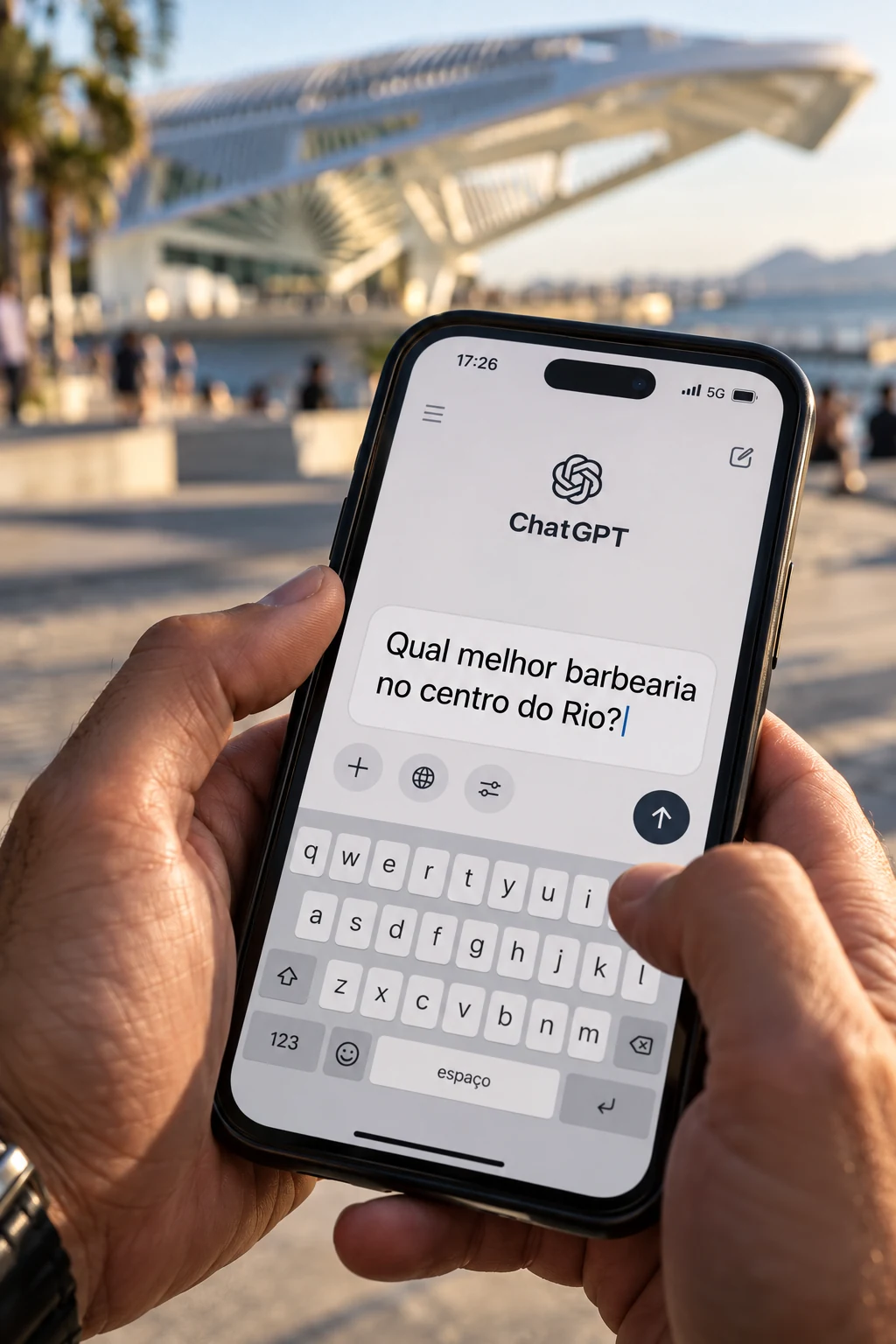 Ilustração de uma pessoa perguntando ao ChatGPT no celular: Qual melhor barbearia no centro do Rio?